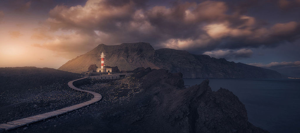 PANORAMIC VIEW OF MOUNTAIN AGAINST SKY