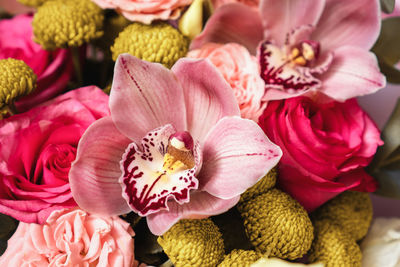 Bright pink flowers bouquet closeup. roses and orchids wallpaper. beautiful background for birthday