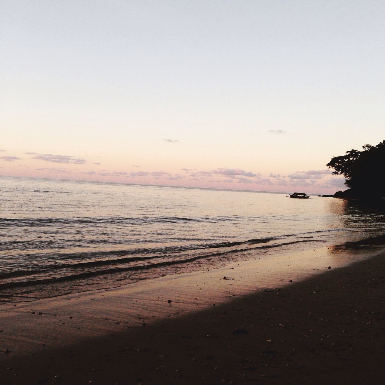 beach, sea, water, shore, horizon over water, sand, tranquil scene, scenics, tranquility, beauty in nature, sky, sunset, nature, coastline, wave, idyllic, copy space, calm, outdoors, remote