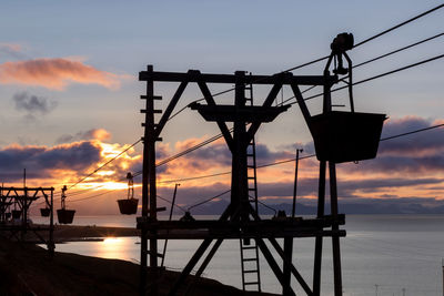 Silhouette of the old cableway for transporting coal in longyearbyen, svalbard. midnight sun scenery 