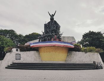 Statue against sky