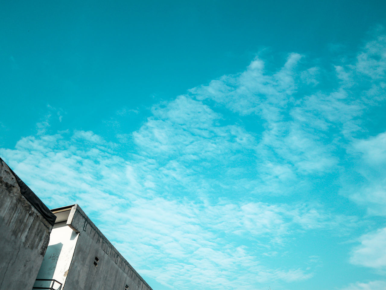 HIGH SECTION OF BUILDING AGAINST SKY