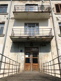 View of an entry way to a building in the georgian capital of tbilisi.