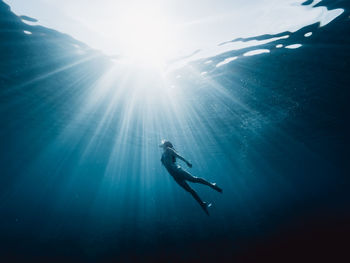 SILHOUETTE MAN SWIMMING IN SEA