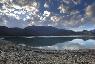 Scenic reflection of the sky in the lake