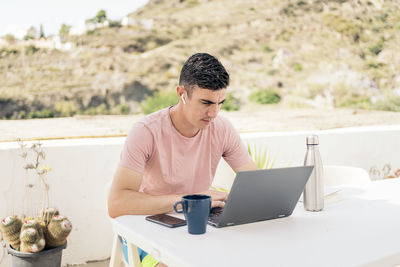 Freelance in casual clothes working on a project outdoors