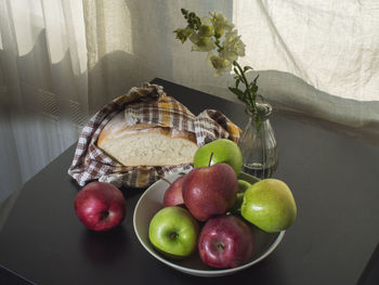 Close-up of apples in bowl on table