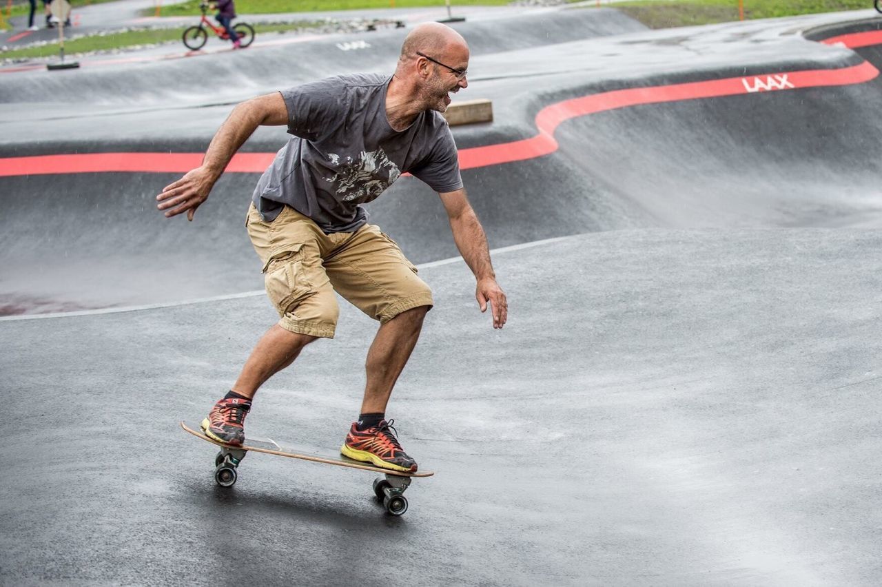 motion, speed, skateboard, only men, lifestyles, sport, casual clothing, men, one man only, one person, full length, activity, outdoors, adult, adults only, people, day