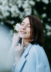 Portrait of a smiling young woman outdoors