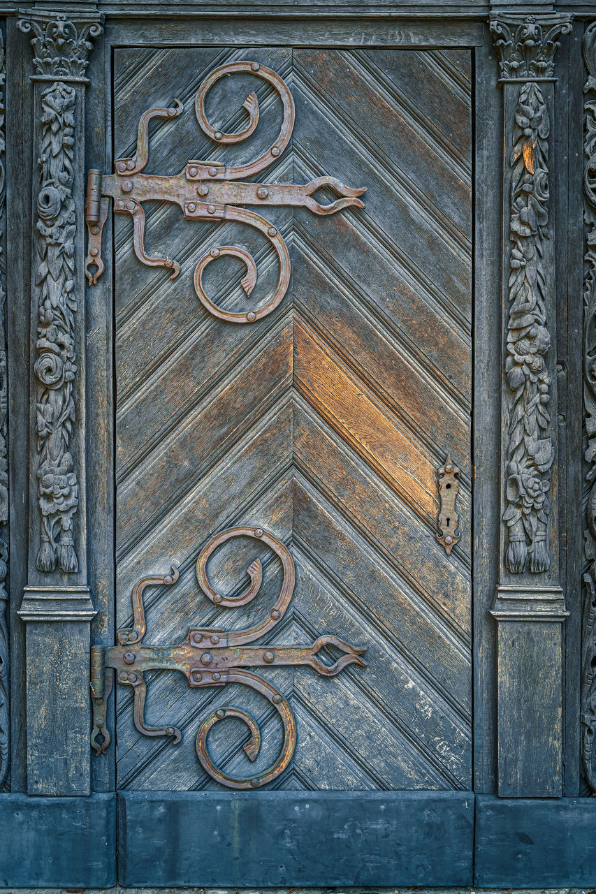 FULL FRAME SHOT OF CLOSED DOOR OF OLD WOODEN HOUSE