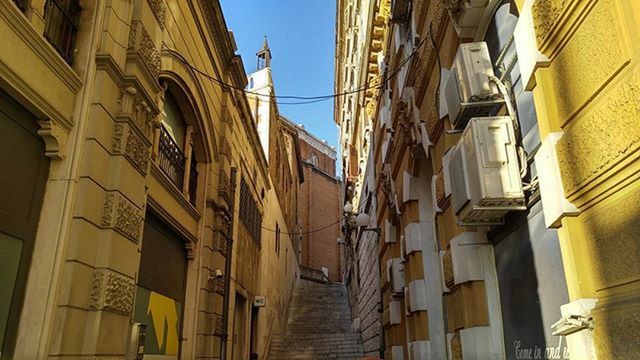 architecture, building exterior, built structure, low angle view, building, clear sky, window, residential structure, residential building, old town, day, sunlight, no people, city, outdoors, house, old, facade, shadow, sky