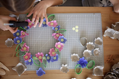 Kids create easter flower wreath in pastel colors using an upcycled egg trail. zero waste lifestyle