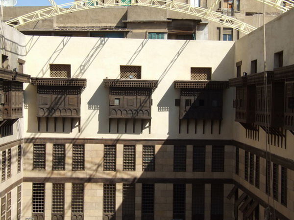 LOW ANGLE VIEW OF BUILDINGS IN CITY