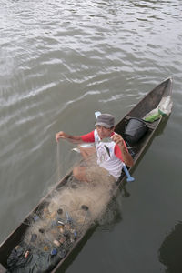 Catches fish using nets using traditional boats. january 10, 2023