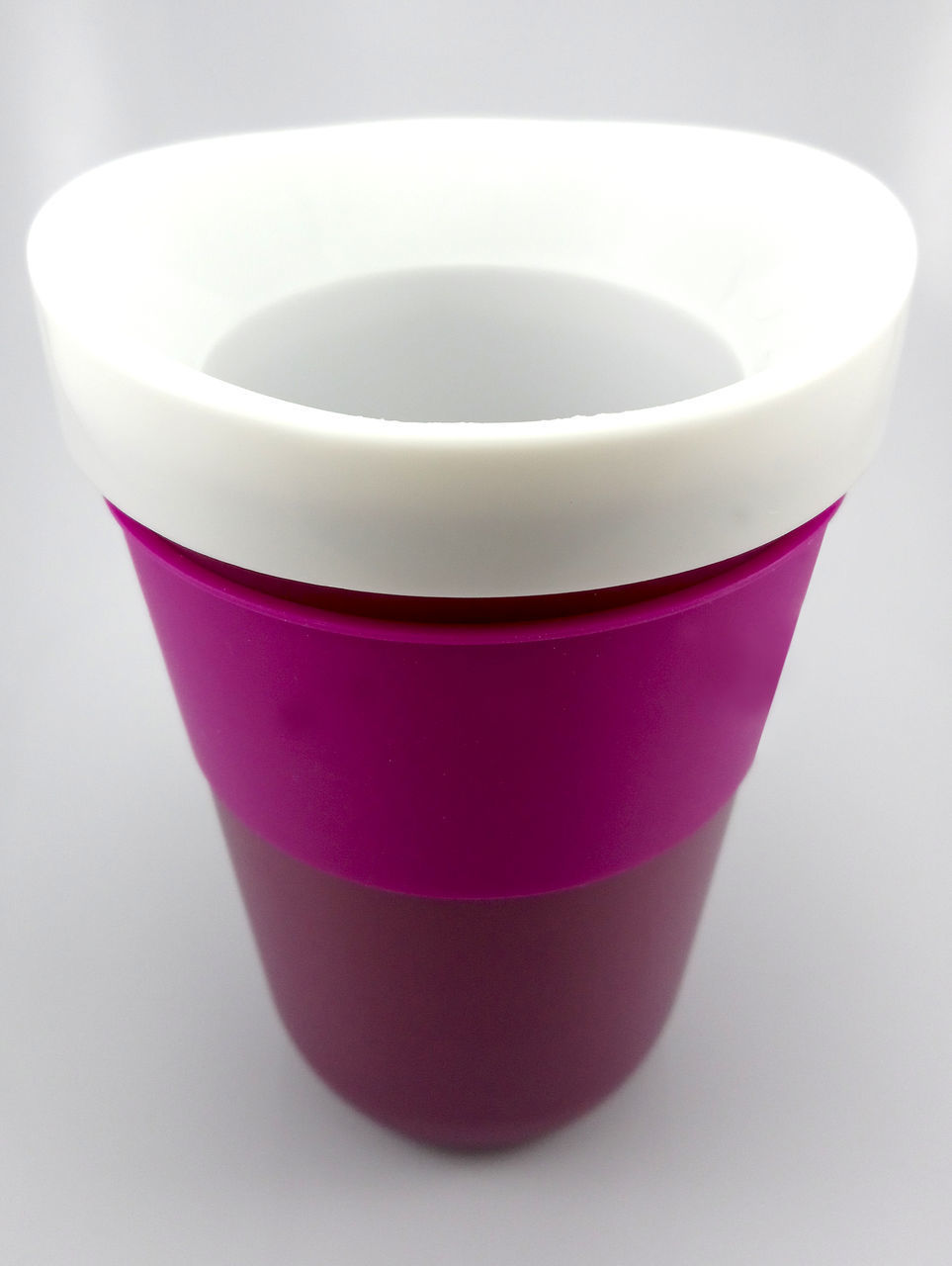 HIGH ANGLE VIEW OF COFFEE CUP ON WHITE BACKGROUND