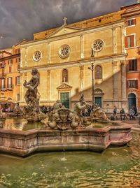 Statue of fountain in front of building