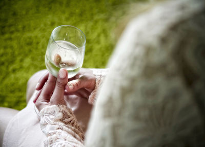 Close-up of woman hand holding glass of drink