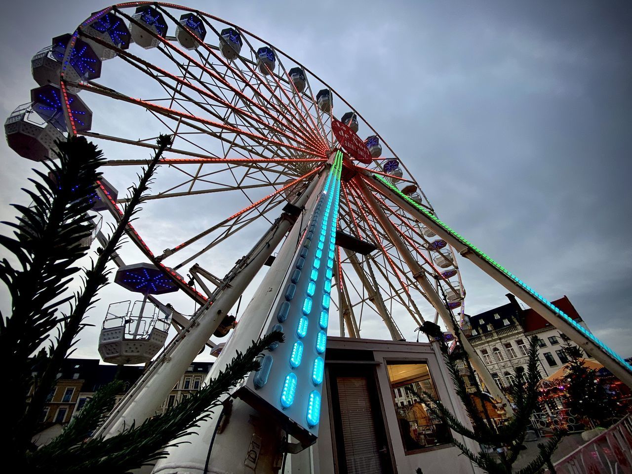 LOW ANGLE VIEW OF FERRIS WHEEL IN SKY