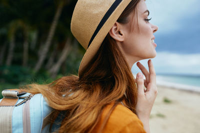 Portrait of smiling young woman wearing hat