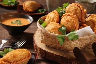 Crispy puff with chicken and vegetable stuffing. accompanied with spicy peanut sauce.