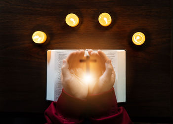Midsection of woman sitting on table