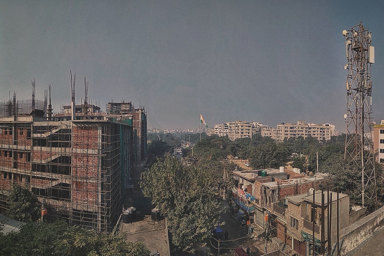 HIGH ANGLE VIEW OF BUILDINGS IN CITY AGAINST SKY