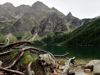 Panoramic view of lake and mountains against sky