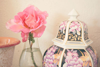 Close-up of pink flowers in vase on table