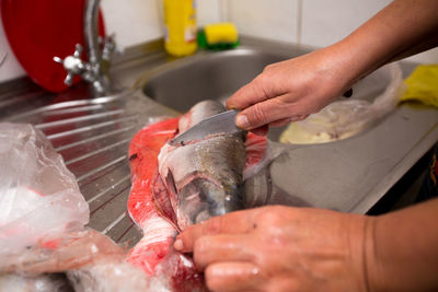 Knife cleaning fish