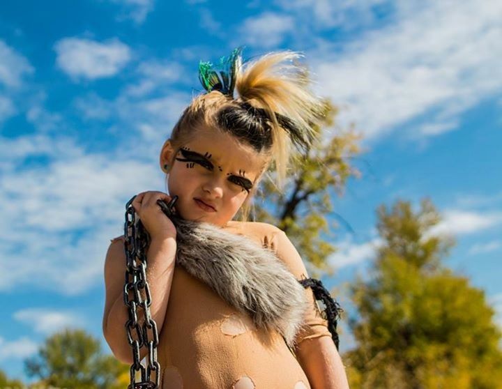 person, young adult, young women, lifestyles, sky, leisure activity, long hair, focus on foreground, headshot, blond hair, brown hair, cloud - sky, smiling, sunglasses, looking at camera, portrait, front view