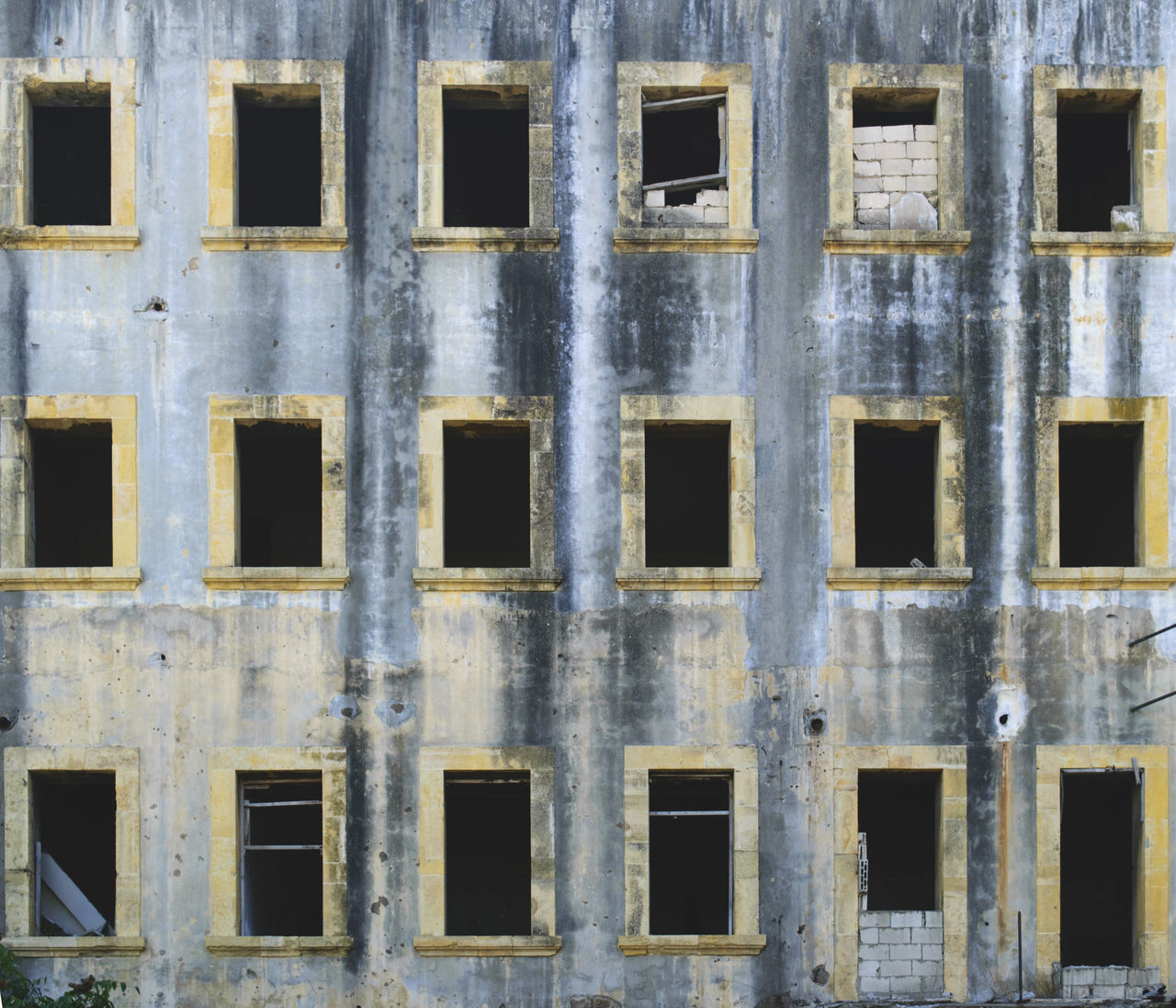 FULL FRAME SHOT OF RESIDENTIAL BUILDINGS