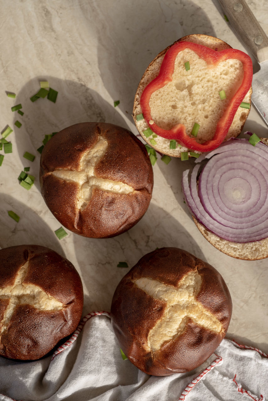 HIGH ANGLE VIEW OF BREAD ON TRAY