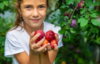 Close-up of hand holding fruit