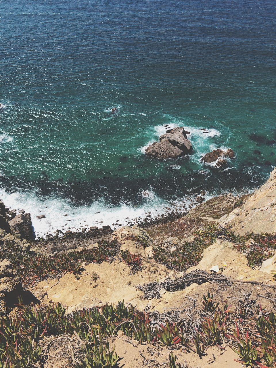 HIGH ANGLE VIEW OF ROCKS ON SHORE