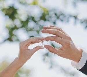 Cropped hand of couple holding rings