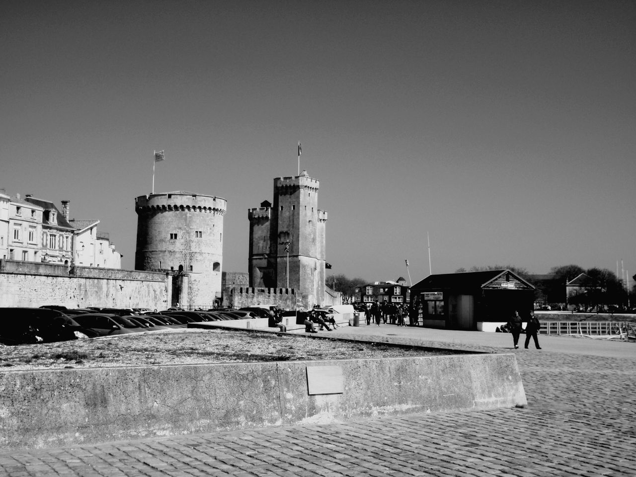 architecture, built structure, building exterior, sky, building, clear sky, copy space, nature, tower, history, day, the past, incidental people, travel destinations, city, water, outdoors, group of people, lighthouse