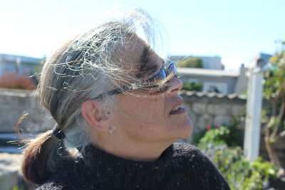 Close-up of man wearing sunglasses against sky