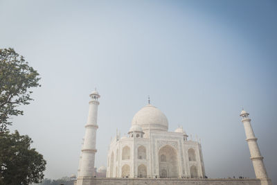 Low angle view of taj mahal from across the yamuna river at mehtab bagh garden