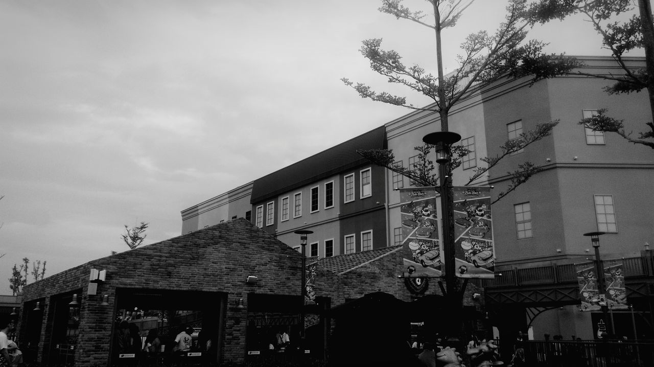 LOW ANGLE VIEW OF BUILDINGS AGAINST SKY