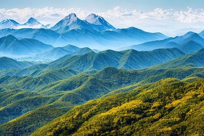 A view of a mountain range from a high point of view