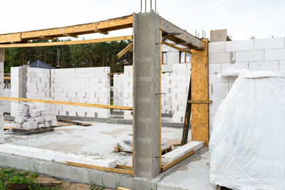 The walls of a house built of white brick with reinforced concrete pillars 