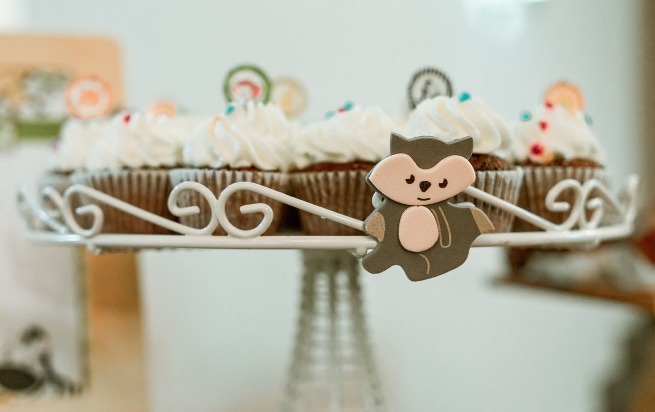 CLOSE-UP OF CUPCAKES ON TABLE