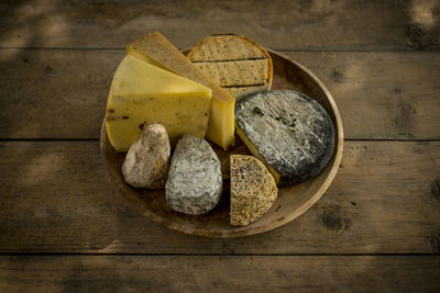 Close-up of bread on cutting board