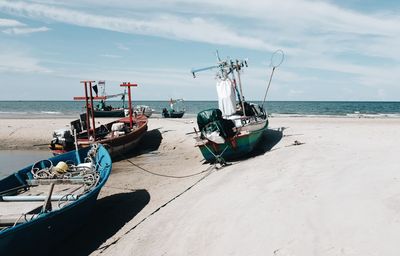 Many fishing boats are parked on the beach.