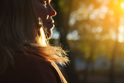 Silhouette back view of woman looking at sunset. mental health, hope, happiness concept. peace 