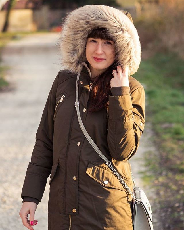 young adult, lifestyles, casual clothing, leisure activity, person, focus on foreground, looking at camera, front view, young women, portrait, standing, three quarter length, jacket, smiling, sunglasses, long hair, fashion, warm clothing