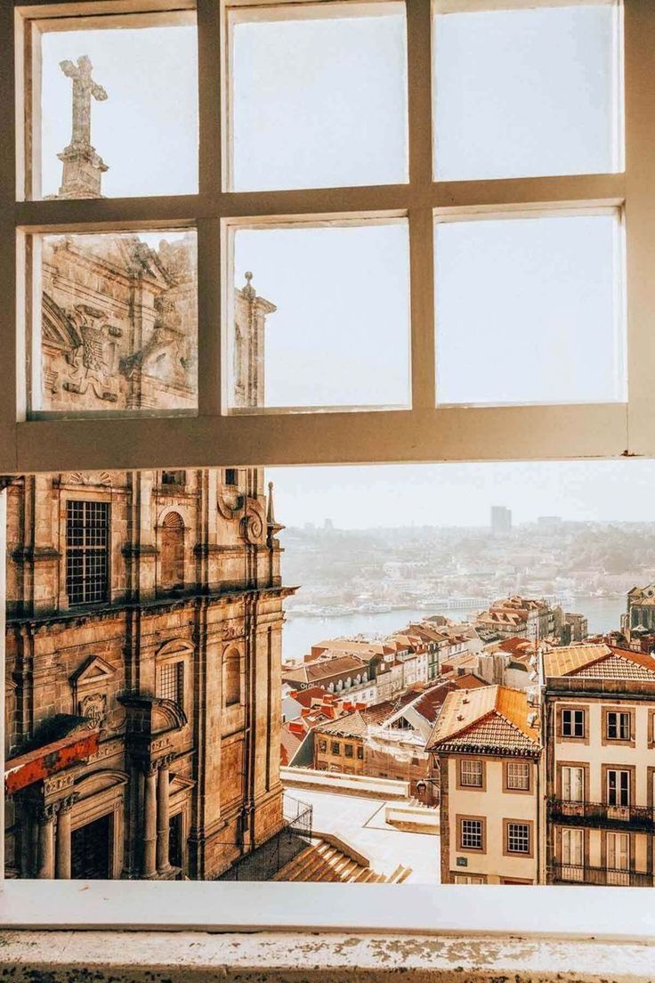 BUILDINGS IN CITY AGAINST SKY