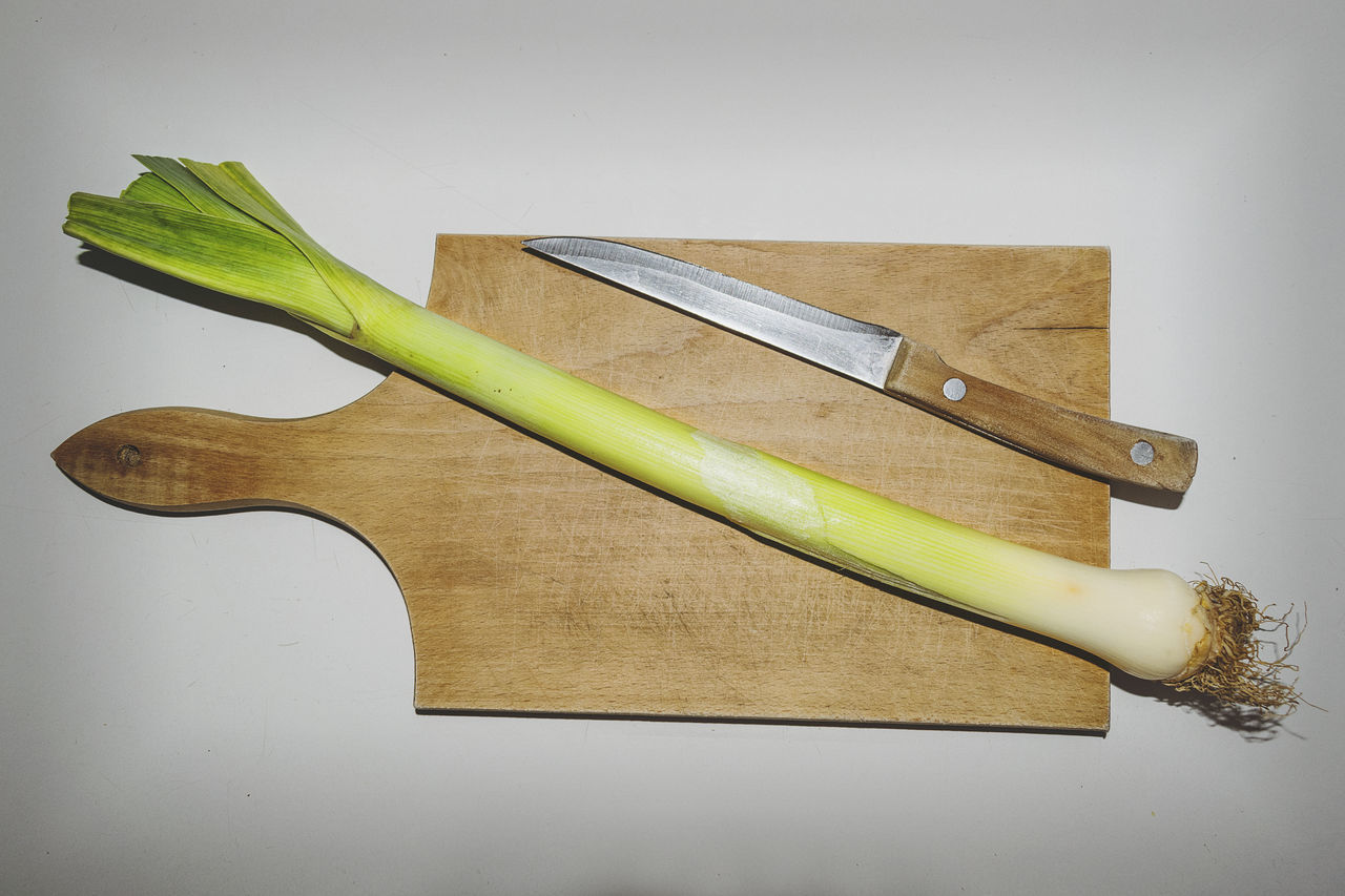 HIGH ANGLE VIEW OF FOOD ON CUTTING BOARD