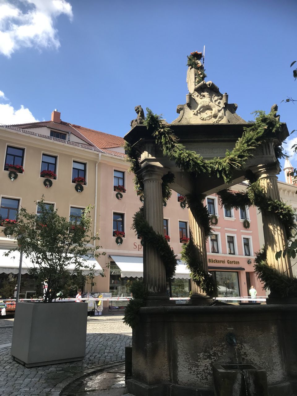 LOW ANGLE VIEW OF STATUE ON BUILDING AGAINST SKY