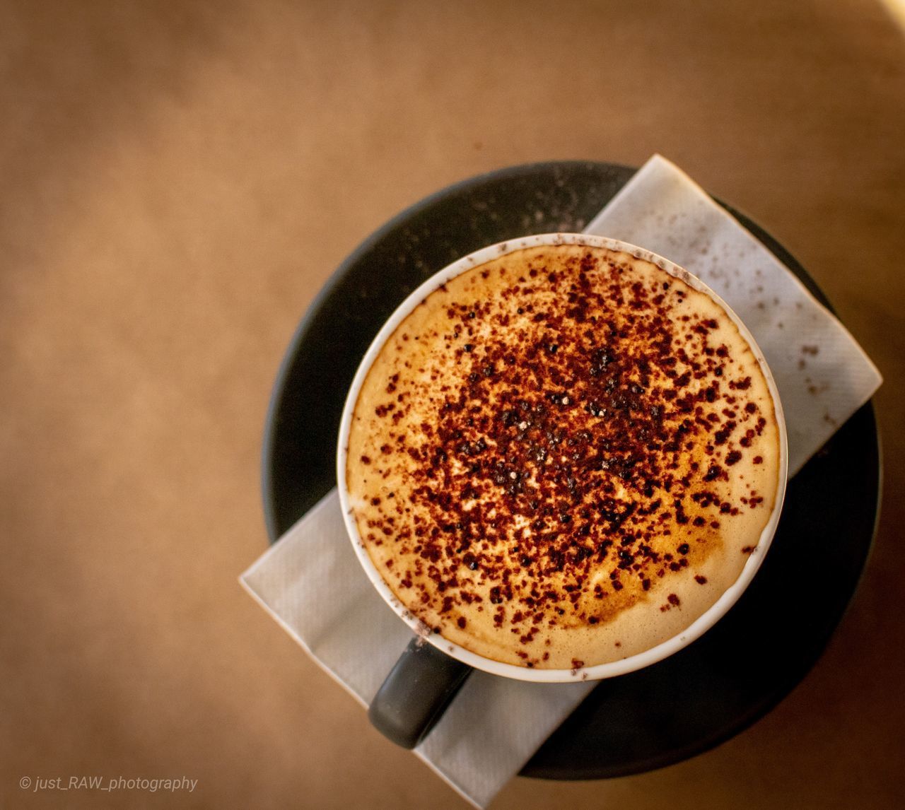 HIGH ANGLE VIEW OF COFFEE AND CUP ON TABLE